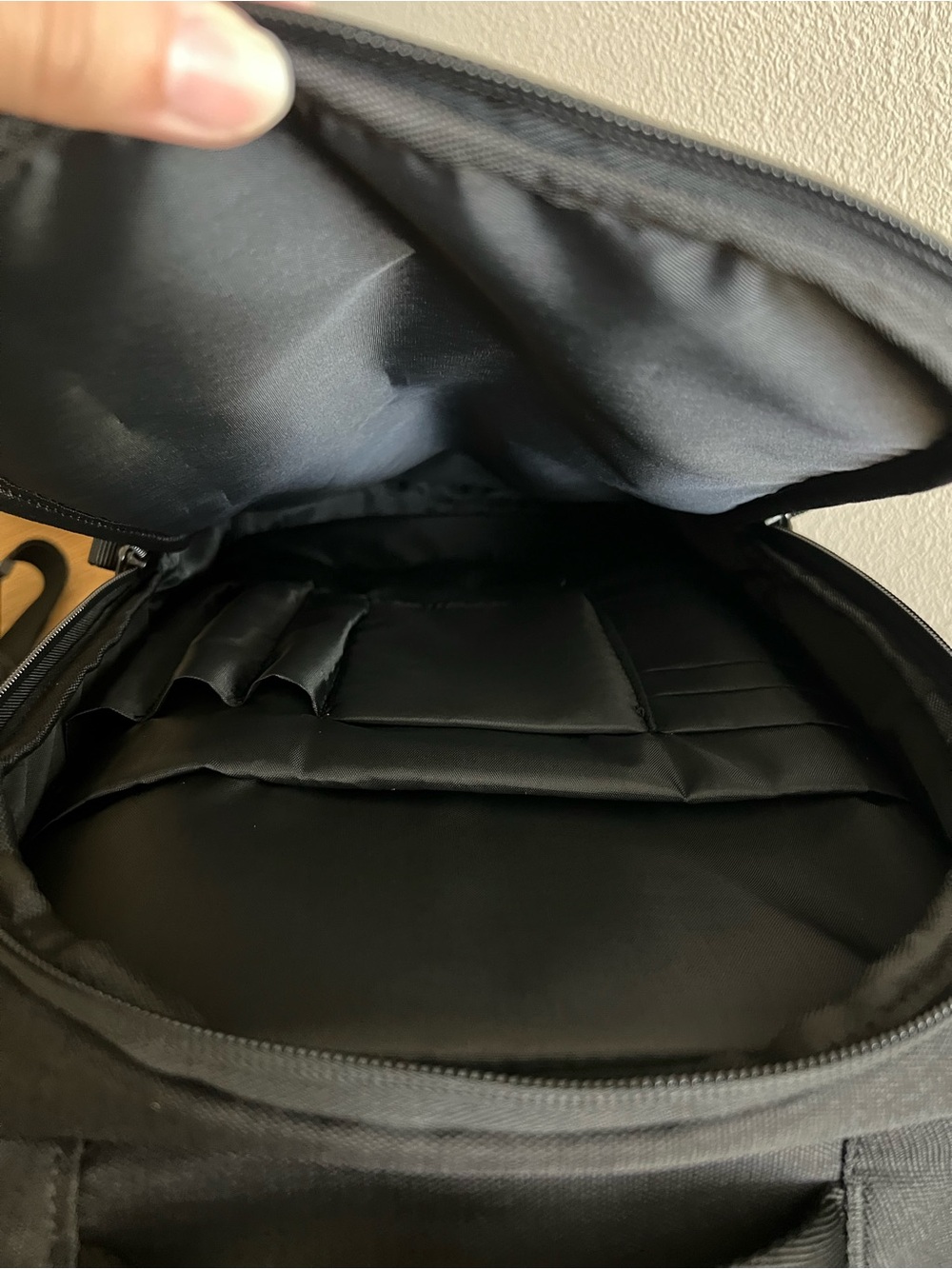 Tesla Black Laptop Travel Backpack with Matching Toiletry Pouch Set - Picture 6 of 14